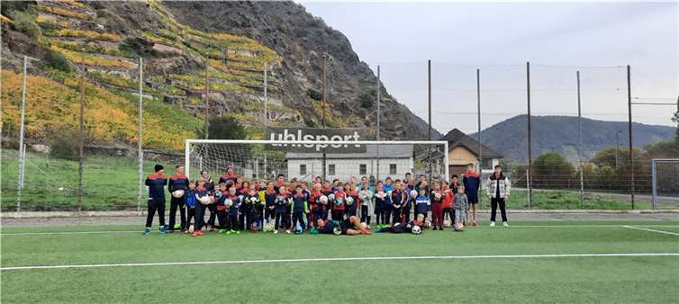Die Teilnehmer des Fußballcamps in Kobern-Gondorf.  Foto: privat