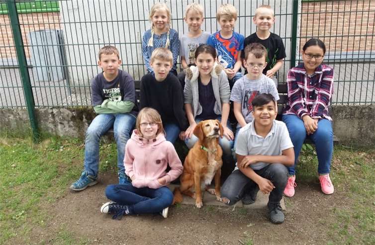 Die Teilnehmer des Haustier-Projekts mit „Lotta“.Privat