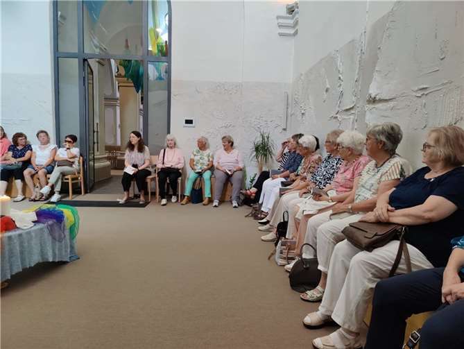 Die Teilnehmer des Jahresausflugs beim Impuls in der Kirche St. Markus.  Foto: privat