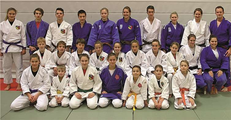 Die Teilnehmer des Judo-Trainingslagers und ihre Betreuer in der „Heim“-Turnhalle. Willi Willig