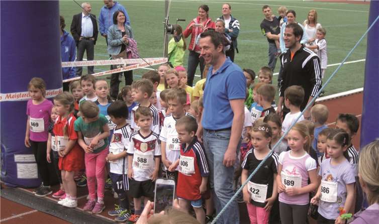 Die Teilnehmer des KNAX-Bambinilaufes vor dem Startschuss durch Sparkassendirektor Eric Westerheide.