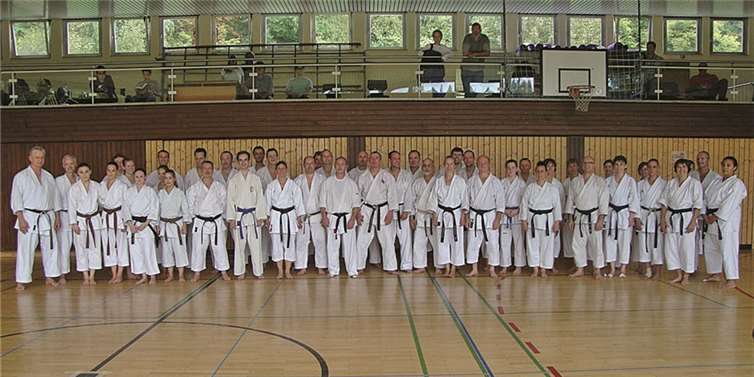Die Teilnehmer des Karate-Lehrgangs stellten sich nach Beendigung der sportlichen Aktivitäten zum gemeinsamen Grupenbild auf. privat