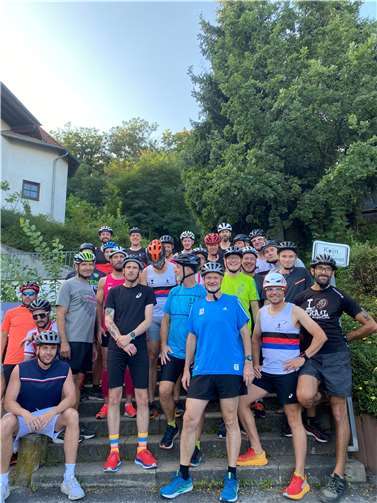 Die Teilnehmer des Klottengassenlaufes vor dem Start. Aufgrund der steilen Streckenverhältnisse herrscht Helmpflicht.
