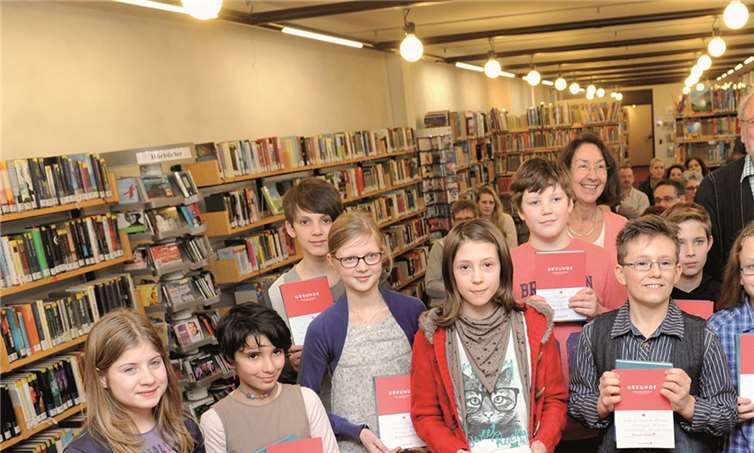 Die Teilnehmer des Kreisentscheids des Vorlesewettbewerbs in der Stadtbibliothek Bad Neuenahr-Ahrweiler freuen sich über ein Buchgeschenk.  FIX