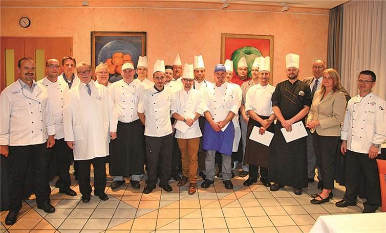 Die Teilnehmer des Küchenmeisterlehrgangs mit IHK-Prüfungsausschuss.  Juraschek