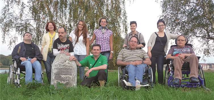 Die Teilnehmer des Kulturstammtisches am Gedenkstein an der Nettemündung. privat