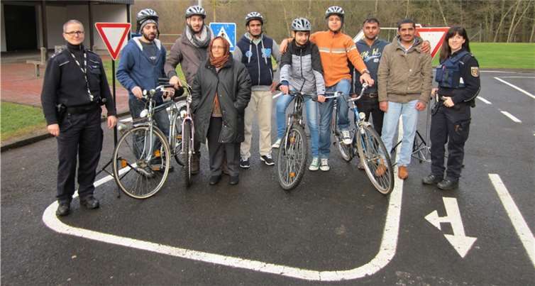 Die Teilnehmer des Kurses mit den Kursleitern der Polizei Straßenhaus.