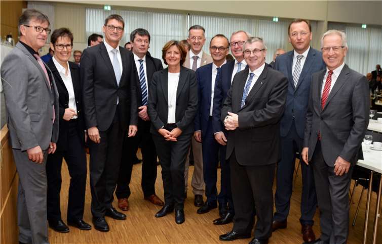 Die Teilnehmer des Landkreistages in Vallendar um Landrat Dr. Alexander Saftig (3.v.r.), Landkreistagvorsitzender Landrat Günter Schartz (3.v.l.) und Ministerpräsidentin Malu Dreyer (Mitte). Kreisverwaltung Mayen-Koblenz