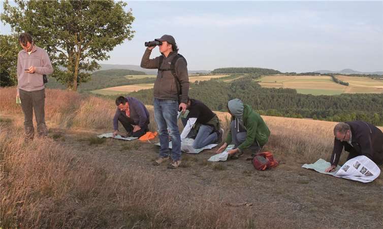 Die Teilnehmer des Lehrgangs beim Peilen im „NSG Hunsrück, zwischen Reifferscheid und Winnerath. Christian Haeseling
