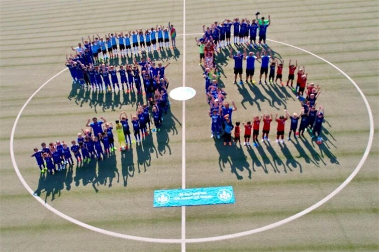 Die Teilnehmer des Media-Days formten für ein Bild das SG Logo