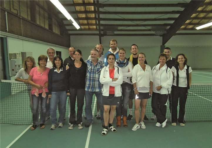 Die Teilnehmer des Mixed-Turniers nach der Siegerehrung in Kobern.privat