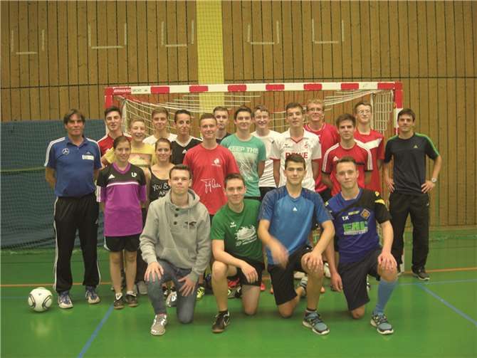 Die Teilnehmer des Projekts „DFB-Junior-Coach“ zusammen mit dem ehemaligen DFB-Stützpunkttrainer Werner Thelen (links).privat