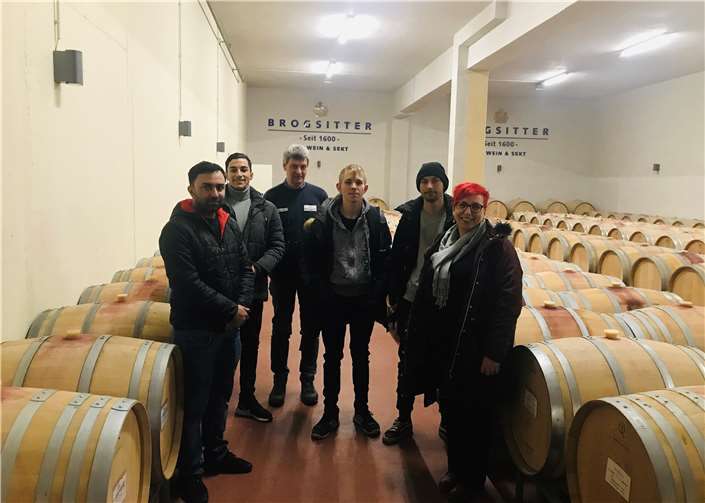 Die Teilnehmer des Projekts JuAHR mit Jobcoach Beate Stahl (r.) informierten sich bei Kellermeister Elmar Sermann (3.v.l.) über die Berufe im Weingut. Foto: privat