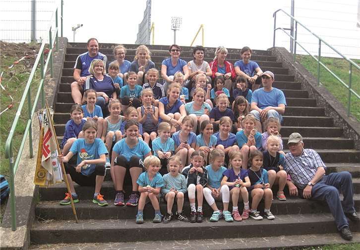 Die Teilnehmer des SV Hatzenport-Löf auf den Stufen des Stadions Oberwerth.privat