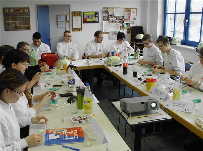 Die Teilnehmer des Sanitätslehrgangs üben das Aufziehen von Medikamenten. Guido Schultes