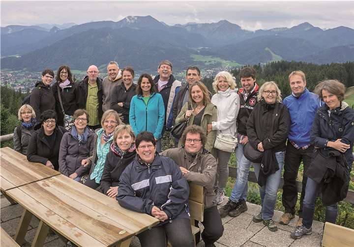 Die Teilnehmer des Schul- und Kirmesjahrgangs 1964/65 bei ihrer Fahrt nach München und zum Tegernsee, hier auf der Neureuthalm mit Blick auf den Tegernsee. Guido Brink