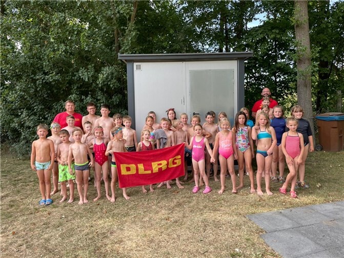 Die Teilnehmer des Seepferdchen Schwimmkurses vor dem neuen Materiallager im Mendiger Vulkanbad.  Foto: DLRG Mendig