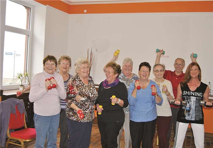 Die Teilnehmer des Seniorentrainings haben viel Spaß bei den Übungen. Privat