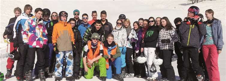 Die Teilnehmer des Skikurses in voller Montur. privat