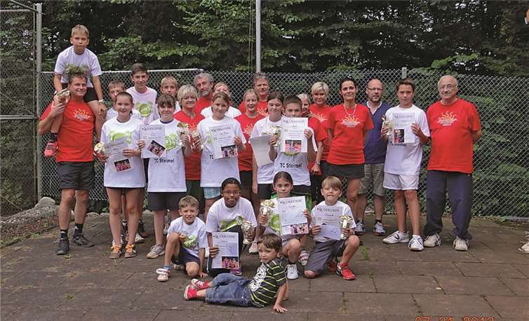 Die Teilnehmer des Sommer-Tennis-Camps mit ihren „Drillistructoren“. Privat