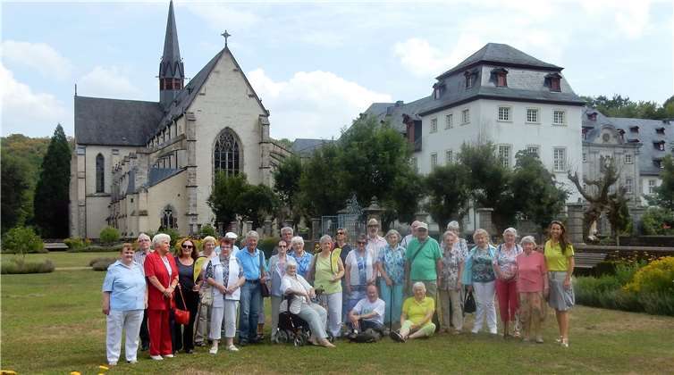 Die Teilnehmer des Sommerausfluges Treffpunkt Ohr vor der Abtei Marienstatt.privat