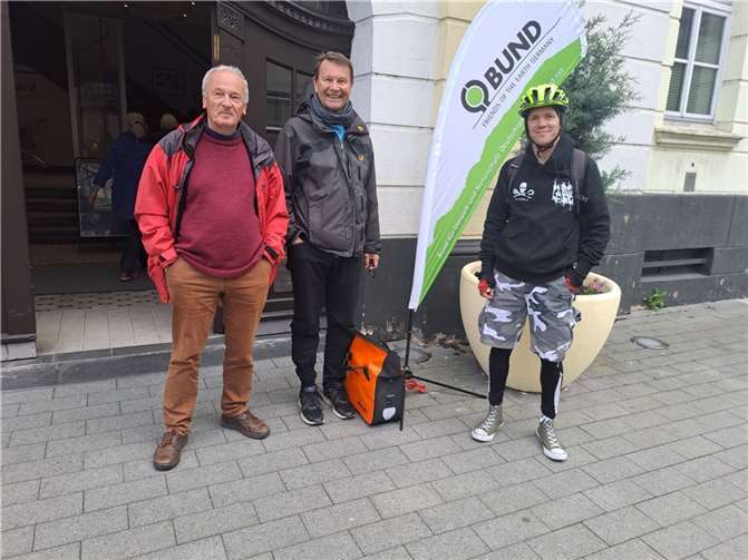Die Teilnehmer des Stadtradelns vor der Stadtbibliothek Neuwied. Foto: privat