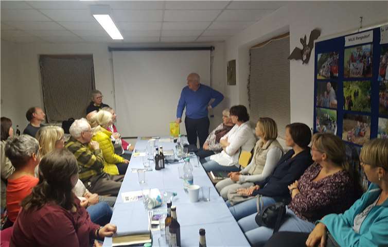 Die Teilnehmer des Stammtischs des Rengsdorfer NABU erhielten faszinierende Einblicke in die Welt heimischer Vögel. Foto: privat