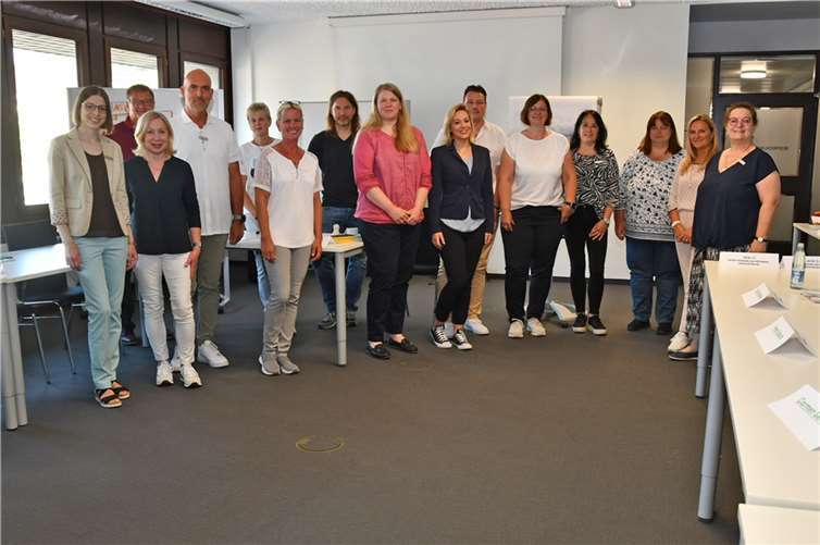 Die Teilnehmer des Tagesseminars zum Thema Resilienz gemeinsam mit der Verantwortlichen für die Personalentwicklung der Kreisverwaltung, Dorothee Weis (2.v.l.), der Referentin Britta Rossmann (7.v.r.) von der Firma Entra und AOK-Gesundheitsmanager Holger Ritter (7.v.l.).  Foto: Kreisverwaltung/W.Schäfer