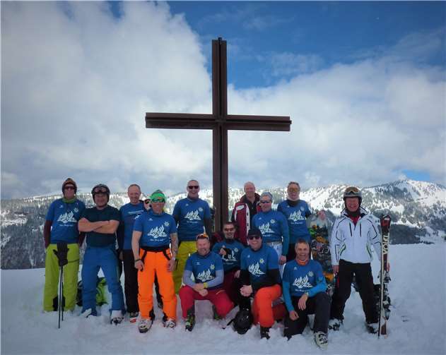 Die Teilnehmer des Traininigslager am Gipfelkreuz. Foto: privat