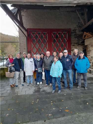 Die Teilnehmer des Treffens der Alterskameraden der Feuerwehren der VG Bad Breisig mit Müllermeister Rainer Müller vor dem Gebäude der Mosen-Mühle. Foto: WER