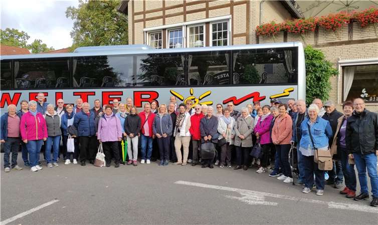 Die Teilnehmer des Viedeler Ausflugs am Hotel in Garbsen.  Foto: privat