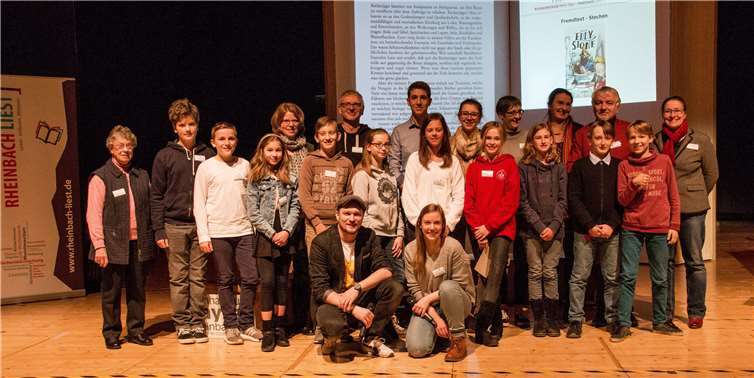 Die Teilnehmer des Vorlesewettbewerbs mit dem Organisatorenteam. Fotos: Ursula Peters