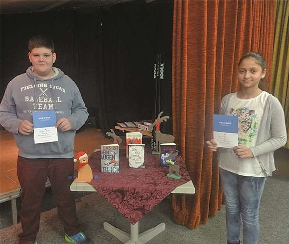 Die Teilnehmer des Vorlesewettbewerbs mit ihren Urkunden. Privat