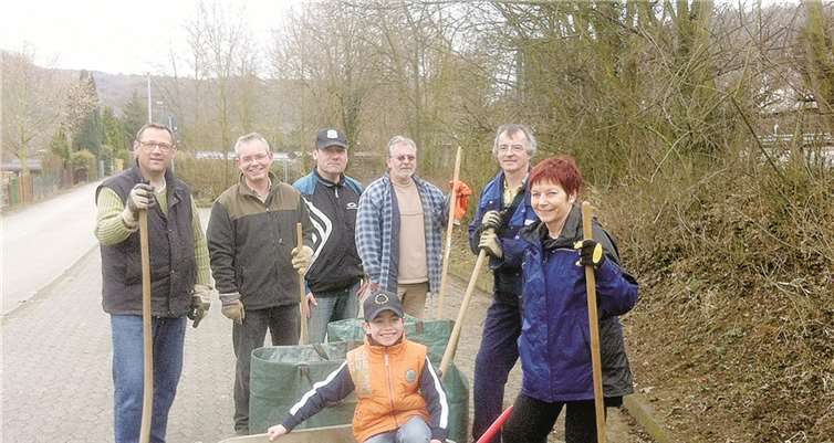 Die Teilnehmer des WSC (v.l.) Johannes Müller, Jörg Kindler, Gerd Haag, Hardy Türpe, Stephan Corall, Karen Mohrdieck-Türpe; vorne Felix Kindler beim Arbeitstag der Gemeinde. Privat