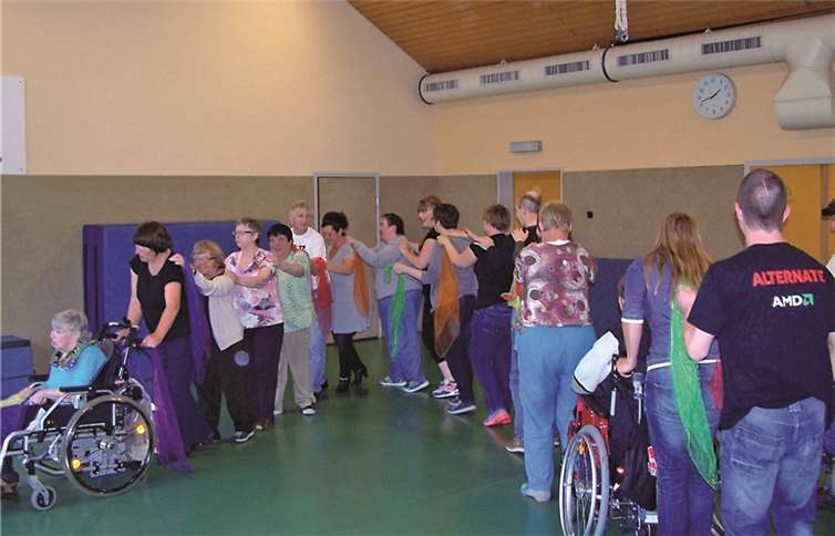 Die Teilnehmer des Workshops, ausgestattet mit bunten Tüchern, hatten eine Menge Spaß am Vor-, Nach- und Mittanzen. Caritas Zentrum, Mendig