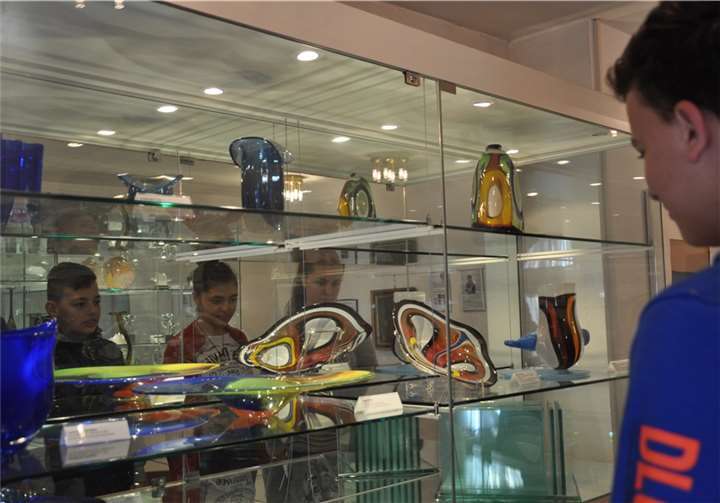 Die Teilnehmer des Workshops haben im Glasmuseum Rheinbach den Werkstoff Glas kennengelernt.privat