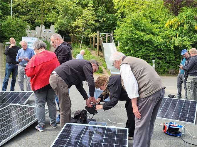 Die Teilnehmer des Workshops lernten auch ganz praktisch den Umgang mit den Geräten. Foto: Klima-Werkstatt/A. Möhrchen