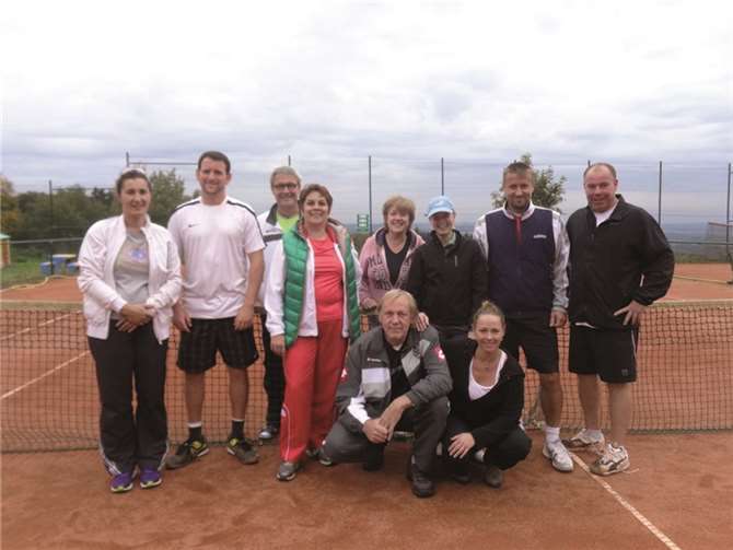 Die Teilnehmer des achten Mixed-Turniers nach der Siegerehrung.privat