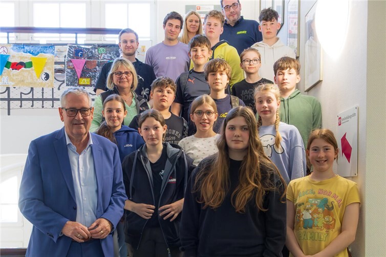 Die Teilnehmer des diesjährigen Girls‘ und Boys‘ Day bei der Stadtverwaltung mit dem Ersten Beigeordneten Peter Diewald (l.)