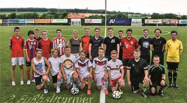 Die Teilnehmer des diesjährigen JU-Fußballturniers.privat