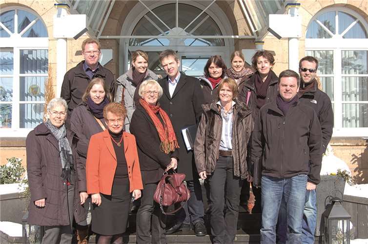 Die Teilnehmer des ersten Erfahrungsaustausch-Treffen (hinterer Reihe v.li.): Herr Wald und Frau Niedbal (Realschule plus Remagen), Herrn Wehner (Realschule plus FOS Mendig), Frau Neuhaus (St. Thomas-Realschule Andernach und gleichzeitig Jobfux der Realschule plus Geschwister-Scholl Andernach), Frau Giejlo (IHK), Frau Selbach (Realschule plus Niederzissen), Herr Walmroth (Realschule plus/IGS Pellenz, Plaidt); (mittlere Reihe v.li.): Frau Zeininger (Realschule plus Nachtsheim), Frau Richter-Küntzer (Realschule plus Andernach), Frau Backmann und Herr Montada (Realschule plus/IGS Pellenz, Plaidt); (vordere Reihe): Frau Mendritzki (Realschule plus Mayen), Frau Müller-Leersch (Seehotel Maria Laach). privat