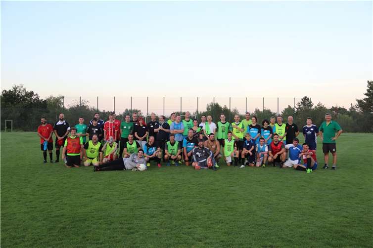 Die Teilnehmer des inklusiven Fußballtrainings beim JSV Ettringen. Foto: Caritas Werkstätten, Polch