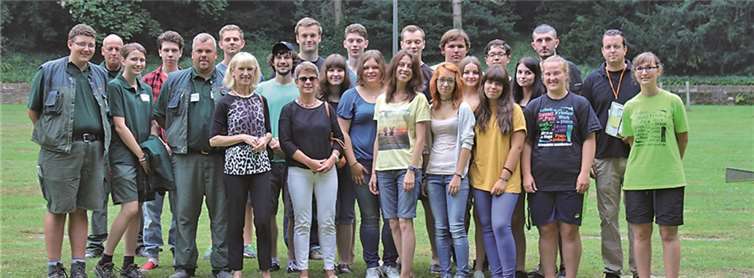 Die Teilnehmer des internationalen Jugendcamps des VDK auf dem Koblenzer Hauptfriedhof.Stadt Koblenz Pressestelle