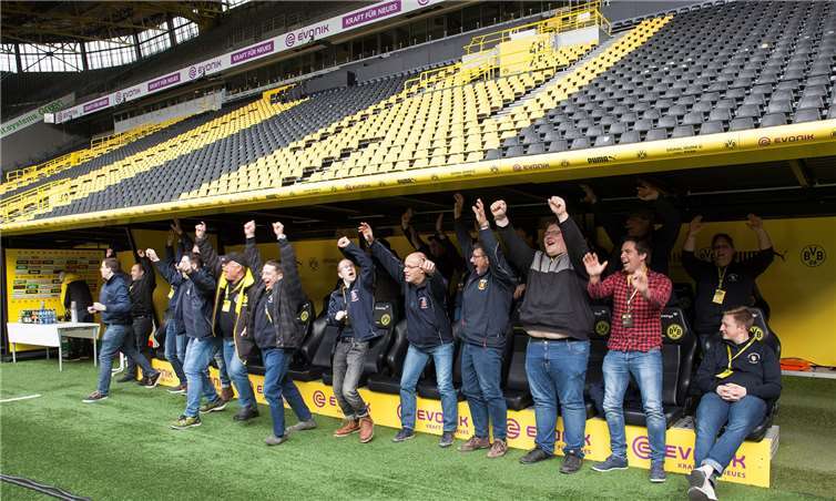 Die Teilnehmer durften sich sogar auf die Trainerbank setzen.