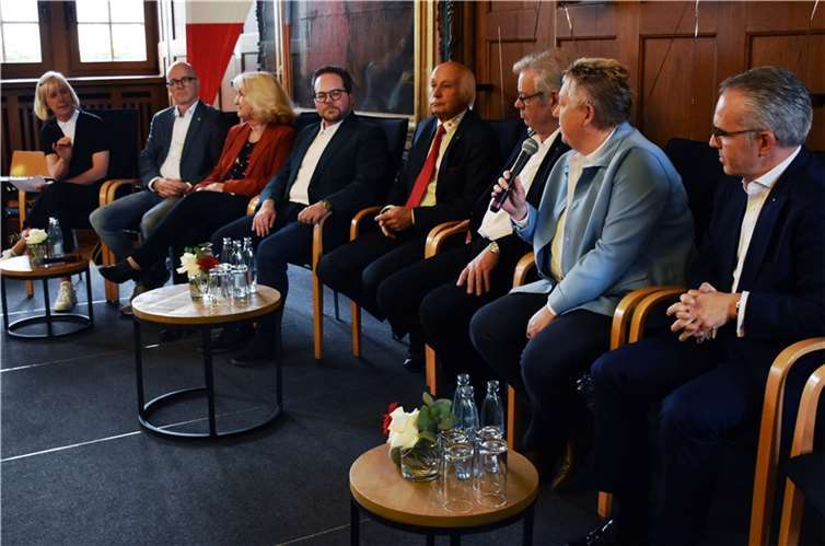 Die Teilnehmer einer Podiumsdiskussion lobten das bestehende Rettungsdienstsystem. Fotos: HEP