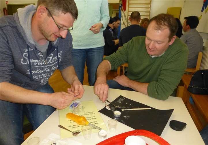 Die Teilnehmer erforschten an unterschiedlichsten Tischen Seifenblasen, unterschiedliche weiße Pulver und ihre Eigenschaften. privat