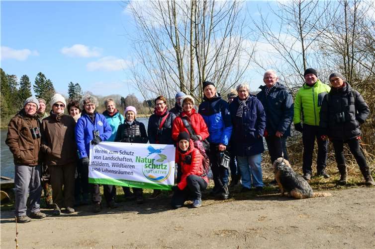 Die Teilnehmer erfuhren viel Wissenswertes über die Entstehung des Biberweihers bei Freilingen Foto:Naturschutzinitiative e.V.