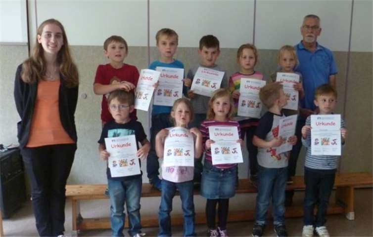 Die Teilnehmer erhielten neben einer Urkunde ein kleines Präsent von Alexandra Neyer, Auszubildende der Westerwald Bank in Dierdorf. privat