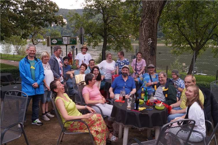 Die Teilnehmer erholen sich vergnügt nach ihrem Turnier. Foto: Treff 81/privat