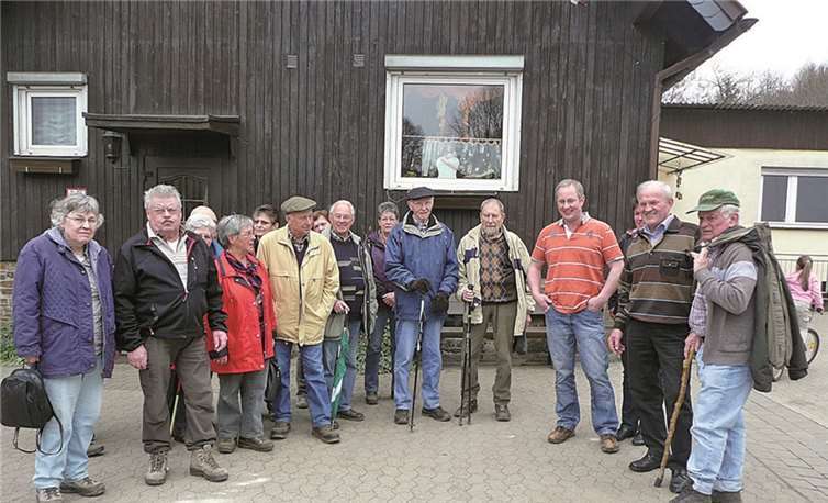 Die Teilnehmer erkundeten den Lindenhof in Oberheckenbach. privat